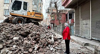 Diyarbakır'daki metruk binaların yıkımına devam ediliyor