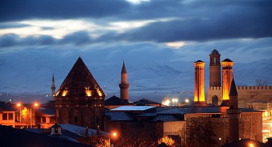 Doğu'da karla karışık yağmur var