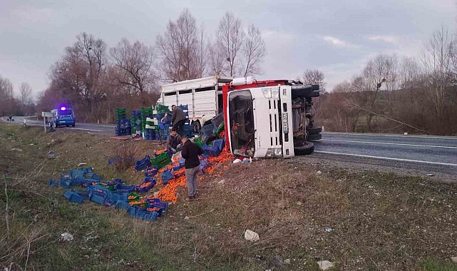 Domaniç'te kamyonet takla attı: 2 yaralı