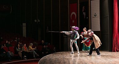 'Don Kişot' İzmirli minik izleyicileri büyüledi