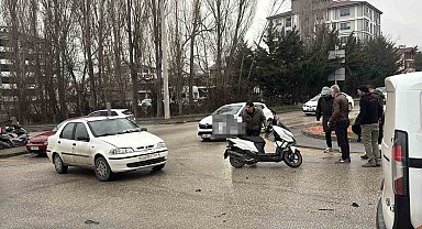 Dönel kavşakta motosiklet ile otomobil çarpıştı