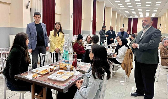 Dumlupınar Kaymakamı Teltik, iftar bereketini üniversite öğrencileriyle paylaştı