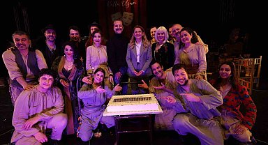 Dünya tiyatro gününde sahne çiçek bahçesine döndü