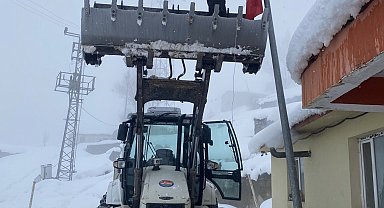 Düşen bayrağı kepçenin ağzına çıkarak yerine taktılar