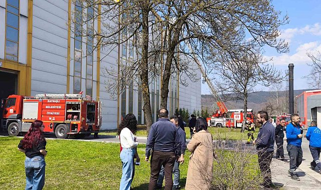 Düzce'de kauçuk fabrikasında baca yangını