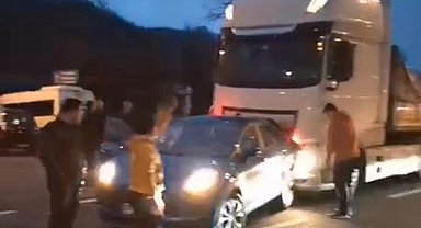 Düzce'de otomobile tır arkadan çarptı!