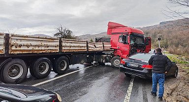 Düzce'de yağışlı hava kaza getirdi!
