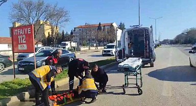 Edirne'de kırmızı ışıkta geçen yayaya araç çarptı