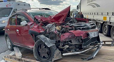 Edirne'de otomobil tıra çarptı, 1 kişi yaralandı: Kaza anı kamerada