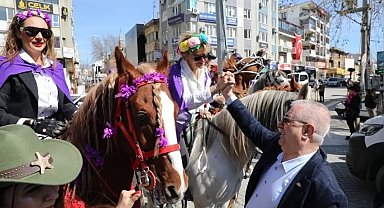 Edremit'te Kadınlar Günü'nde atlı kortej