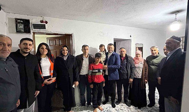 Eğil Belediye Başkanı Seydaoğlu her gün bir mahallede vatandaşlarla iftar yapıp hediyeler dağıtıyor