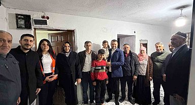 Eğil Belediye Başkanı Seydaoğlu her gün bir mahallede vatandaşlarla iftar yapıp hediyeler dağıtıyor