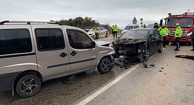 Eğirdir'de 3 aracın karıştığı kazada 8 kişi yaralandı