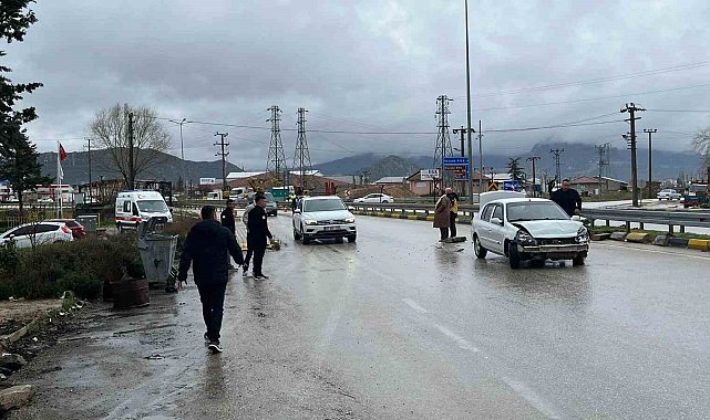 Eğirdir'de otomobil bariyerlere çarptı: 1 yaralı
