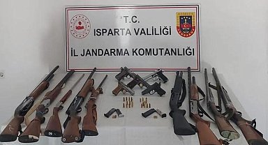 Eğirdir'de ruhsatsız silah operasyonu: 5 şüpheli gözaltına alındı