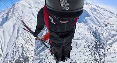 Ekstrem sporcu Koçak, Erzincan'da wingsuit ve paraşütle 500 metreden atladı