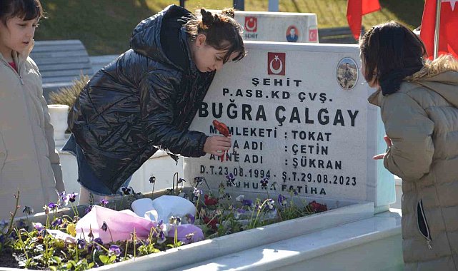 El ele verip şehitlikte temizlik yaptılar