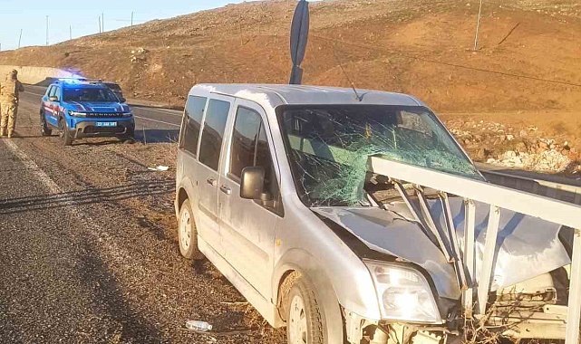Elazığ araç bariyerlere ok gibi saplandı: 2 yaralı