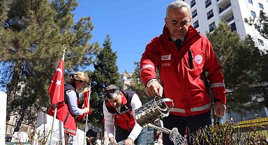 Elazığ'da bayram öncesi, şehitlikler temizlendi