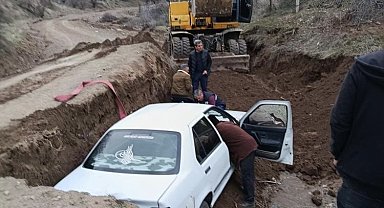 Elazığ'da çukura düşen araç kurtarıldı