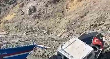 Elazığ'da fırtınaya dayanamayan tekne suya gömüldü