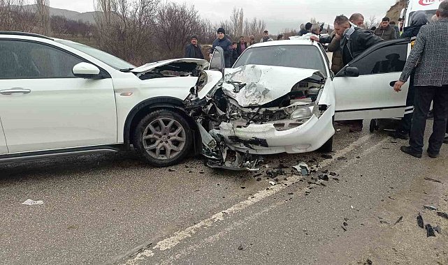 Elazığ'da iki otomobil çarpıştı: 9 yaralı