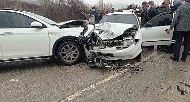 Elazığ'da iki otomobil çarpıştı: 9 yaralı