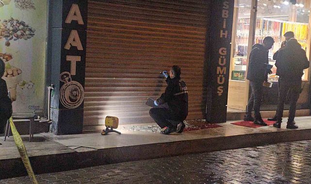 Elazığ'da iş yerine silahlı saldırı: Vitrine 9 kurşun isabet etti