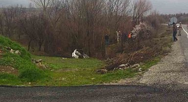 Elazığ'da otomobil dereye uçtu: 3 yaralı