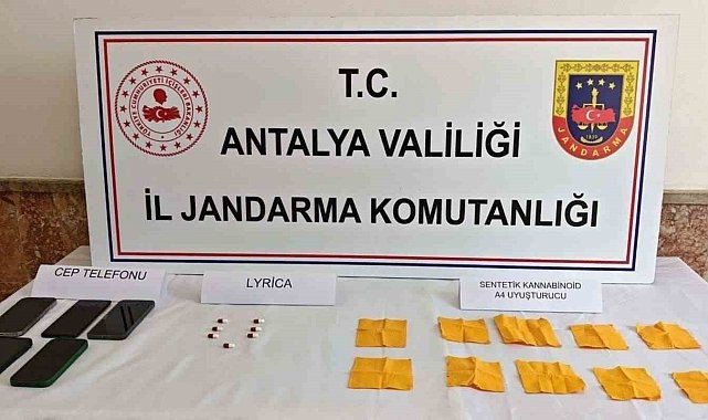 Elmalı'da durdurulan araçtan 4 bin kullanımlık uyuşturucu madde ele geçirildi