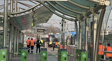 Eminönü'nde tramvay raydan çıktı
