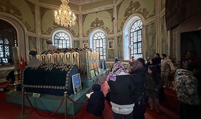 Emirsultan Türbesin'deki sakal-ı şerife ziyaretçi akını