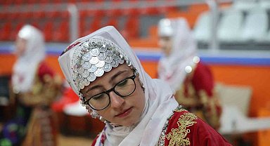 En güzel halk oyununu oynamak için ter döktüler