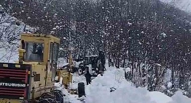 Erbaa'da kapanan köy yolu ekiplerin çalışmasıyla açıldı