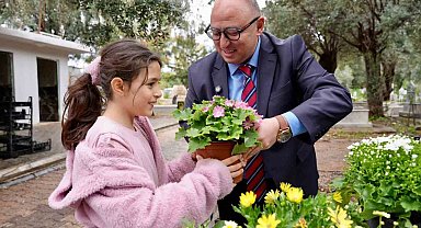 Erdemli'de kabir ziyaretine gelenlere çiçek dağıtıldı