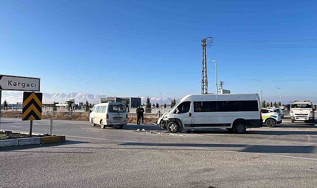 Ereğli'de kamyonet ile okul servis minibüsü çarpıştı: 5 yaralı