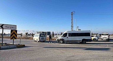 Ereğli'de kamyonet ile okul servis minibüsü çarpıştı: 5 yaralı