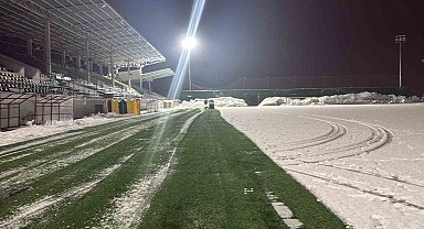 Eren Stadyumu'nda kar temizliği