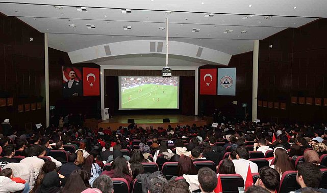 ERÜ'de milli maç heyecanı dev ekrana taşındı