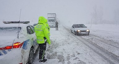 Erzincan güne karla uyandı: Kar ve sis ulaşımı aksattı