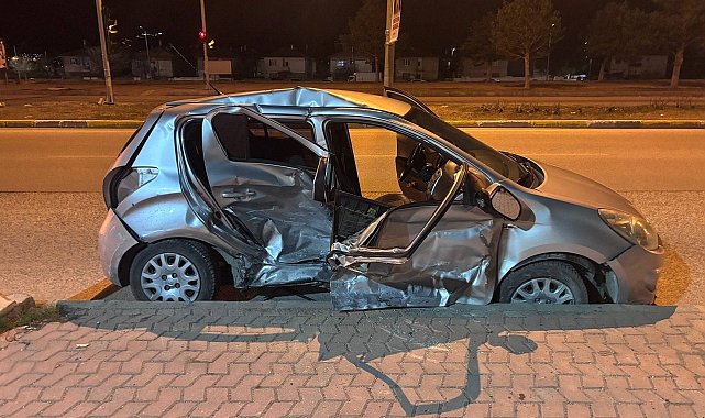 Erzincan'da iki otomobil çarpıştı: 1'i ağır 3 yaralı