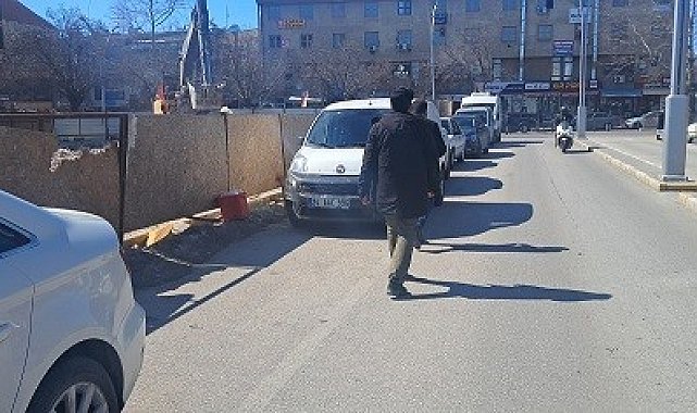 Erzincan'da inşaat çalışmaları yayaları tehlikeye atıyor