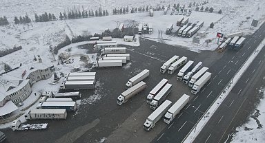 Erzincan'da kar yağışı ulaşımı aksattı