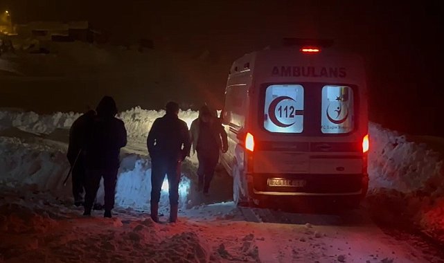 Erzincan'da kardan kapanan köy yolunda zamanla yarış