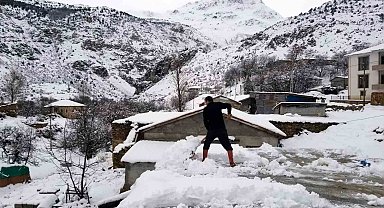 Erzincan'da köylerde karla mücadele sürüyor