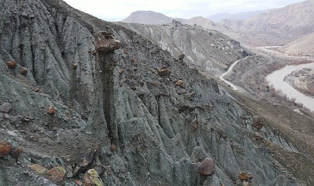 Erzincan'da peri bacalarını andıran doğal oluşumlar ilgi görüyor