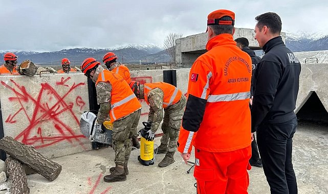 Erzincan'da "Enkazdan yaralı tahliye ve çadır kurma yarışması" düzenleniyor