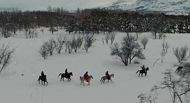 Erzincan'da sınırları zorlayan kış macerası: Atlı snowboard safarisi