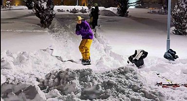 Erzurum kalesi önünde snowboard gösterisi