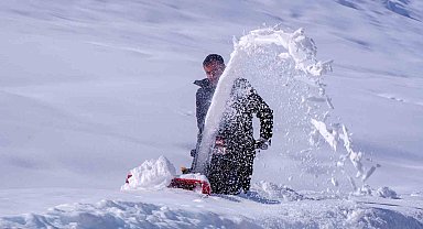 Erzurum'da kar yağışı durdu, çilesi devam ediyor